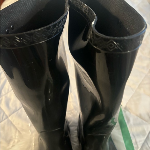 UGG BLACK TALL RAIN BOOTS. - Picture 3 of 6